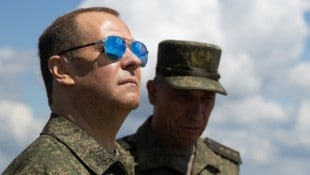 Hardliner Medwedew (bei einem russischen Militärtraining vergangenes Jahr) fällt immer wieder mit Provokationen auf.  (Bild: APA/AFP/SPUTNIK/Yekaterina SHTUKINA)