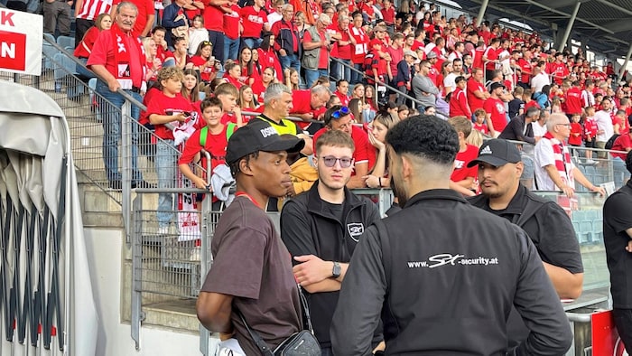 Ex-GAK-Spieler Junior Adamu freute sich bei der Meisterfeier mit.
