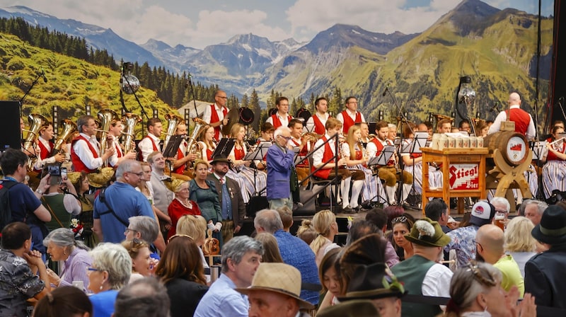 Die Massen strömten bei jedem Wetter zur 50. Ausgabe der Dult aufs Salzburger Messegelände. (Bild: Tschepp Markus)