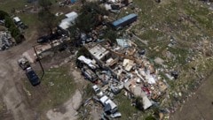 Violent storms left a trail of devastation in the south and mid-west of the USA on Sunday. (Bild: AP ( via APA) Austria Presse Agentur)