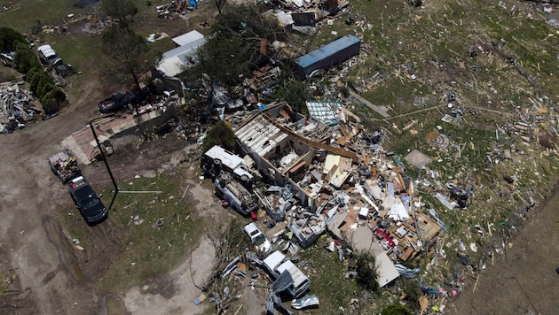 Violent storms left a trail of devastation in the south and mid-west of the USA on Sunday. (Bild: AP ( via APA) Austria Presse Agentur)