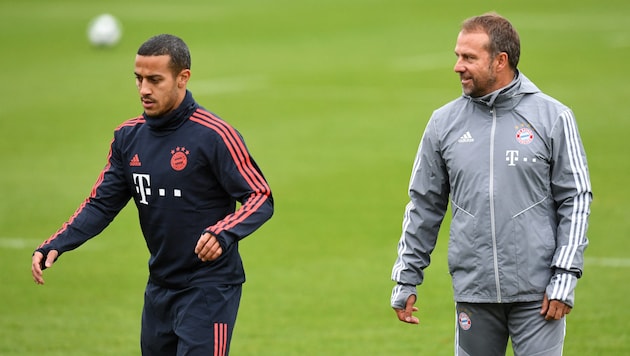 Thiago (l.) and Hansi Flick (r.) still know each other from Munich. (Bild: AFP/APA/Christof STACHE)