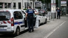 Polizeikräfte vor der U-Bahn-Station in Lyon, in der sich die Messerattacke ereignete. (Bild: AFP/Olivier Chassignole)