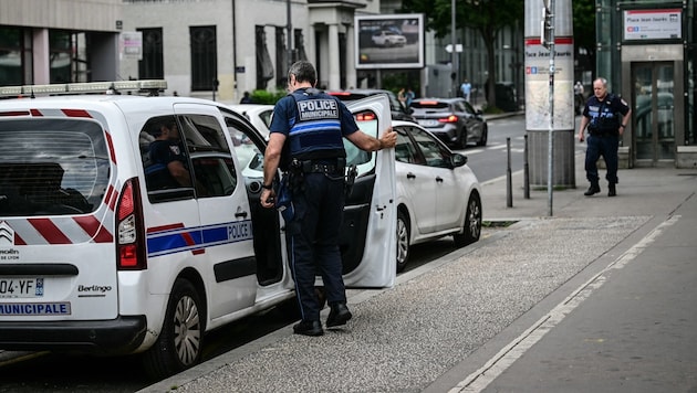 Polizeikräfte vor der U-Bahn-Station in Lyon, in der sich die Messerattacke ereignete. (Bild: AFP/Olivier Chassignole)
