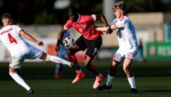 Österreichs Trainerteam versorgt die Spieler (im Bild Adejenughure Oghenetejiri) mit allen nötigen Informationen. (Bild: ÖFB/Tugrul Karacam)