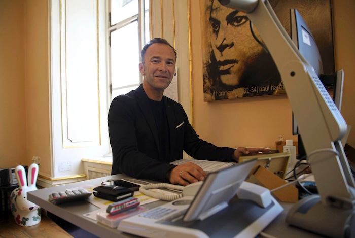 Mit der „Krone“ sprach Auinger (li.) in seinem Büro auch über das Stadion von Fußballverein ...