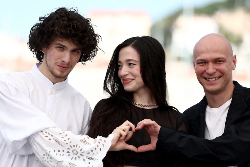 Mikey Madison (Mitte) und Mark Eidelstein (links) verzaubern als die Hauptdarsteller und Liebespaar in „Anora“. (Bild: picturedesk.com/Yara Nardi / REUTERS / picturedesk.com)