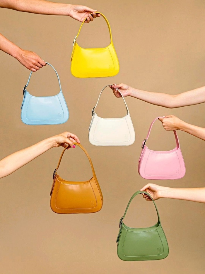 Die Handtaschen werden in sechs Farben in einer Manufaktur hergestellt.
