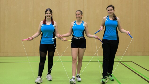 Magdalena (left) and Sara have qualified for the European Rope Skipping Championships in Hungary. Coach Lina (center) supports the two jumpers. (Bild: Molnar Attila)