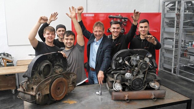 Innungsmeister für Fahrzeugtechnik Georg Ringseis gemeinsam mit den talentiertesten Lehrlingen Wiens. (Bild: Gerhard Bartel)
