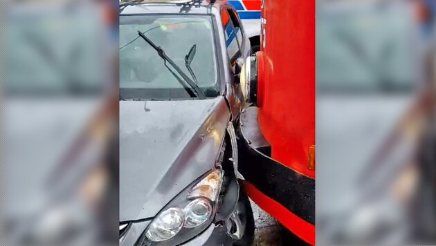 The streetcar crashed into the car. (Bild: Krone KREATIV/Vladana Permoon)