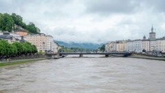 Bereits seit acht Uhr ist die Staatsbrücke in Salzburg gesperrt. Ab zehn Uhr können hier auch ...