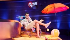 Andreas Moravec verlängert den Sommer mit einem „Quizmaster“-Spezial (Bild: Philipp Carl Riedl / ServusTV)