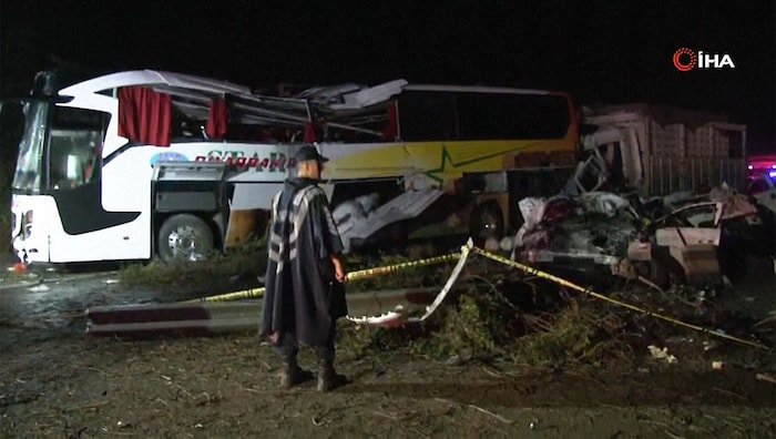 Der Reisebus kollidierte in der Provinz Mersin mit einem Lastwagen und zwei Autos.