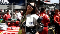 Emily Ratajkowski trug beim Grand Prix in Monaco lediglich ein Bikini-Oberteil unter ihrer Lederjacke. (Bild: picturedesk.com/Benoit Tessier / REUTERS / picturedesk.com)