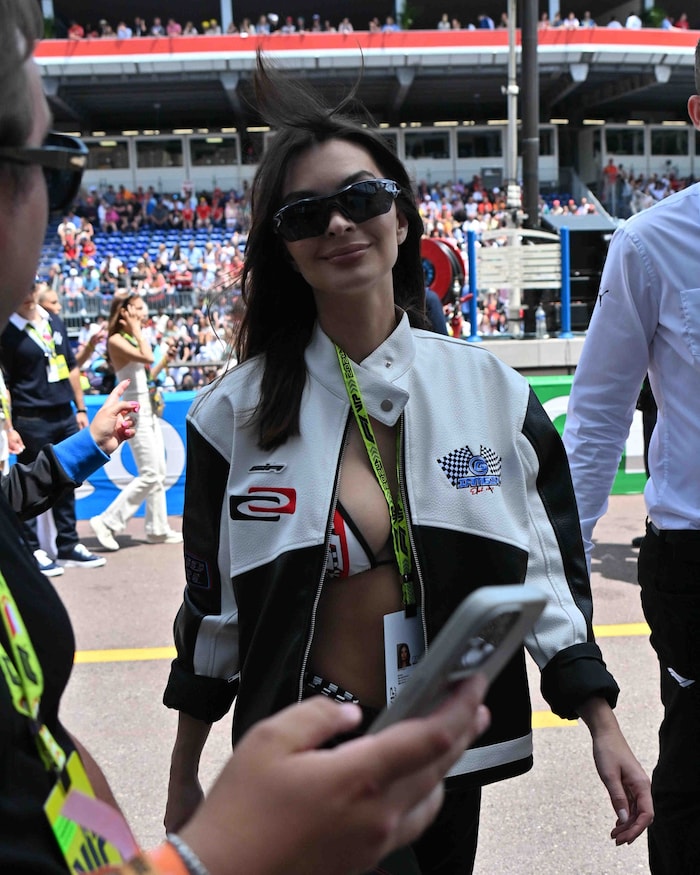 Ratajkowski attracted everyone's attention at the Grand Prix.