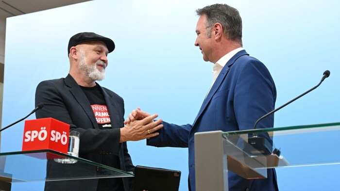 Erich Fenninger, a Volkshilfe ügyvezető igazgatója és Babler a sajtótájékoztatón. 