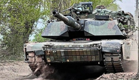 M1A1 in der Ukraine: Vorne wurde er mit Reaktivpanzerung sowjetischer Bauart ausgestattet – nicht die einzige Modifikation durch die ukrainische Armee. (Bild: twitter.com/ Status-6)