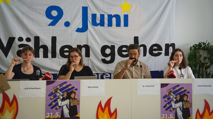 Auch am Ende der Pressekonferenz am Montag wurden symbolisch Zähne geputzt.