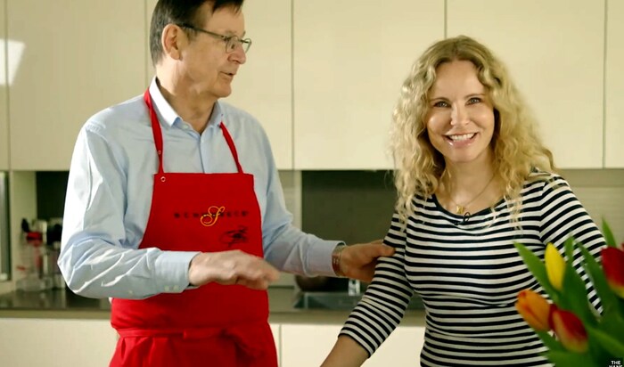 Hans Mahr mit Schürze und Katja Burkard – hier ist Schnitzeltag!