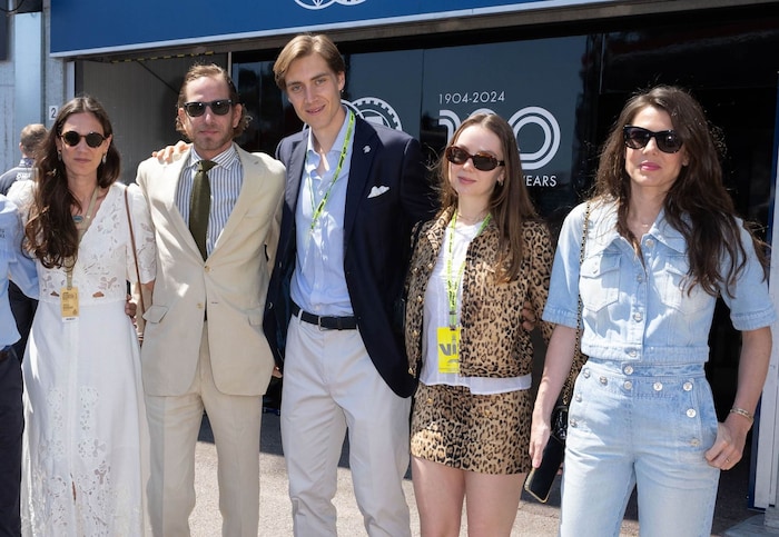 Im Vergleich zu ihren Familienangehörigen sah Alexandra, laut Fans, „billig“ aus.