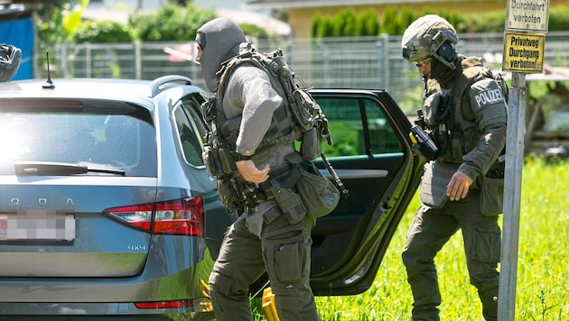 Special forces of the Cobra - equipped with chain mail - arrived. (Bild: Mathis Fotografie/Krone KREATIV)