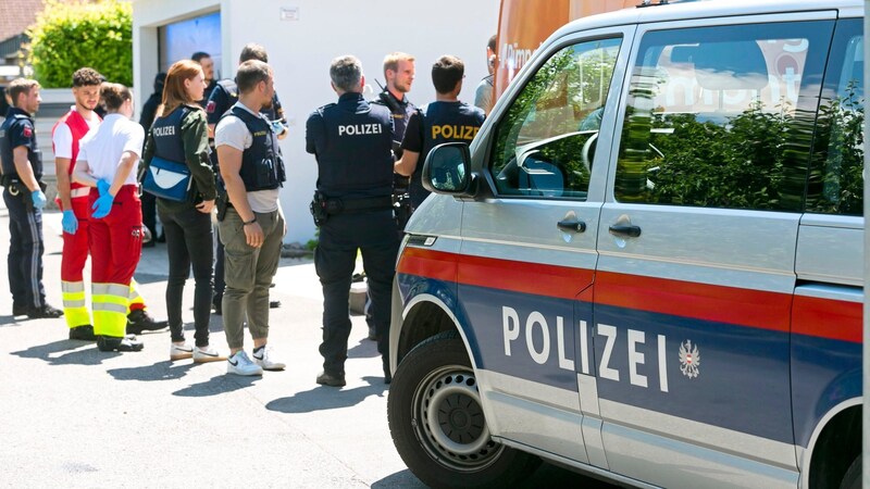 Polis ve ambulans servisi olay yerine intikal etmiştir. (Bild: Mathis Fotografie)