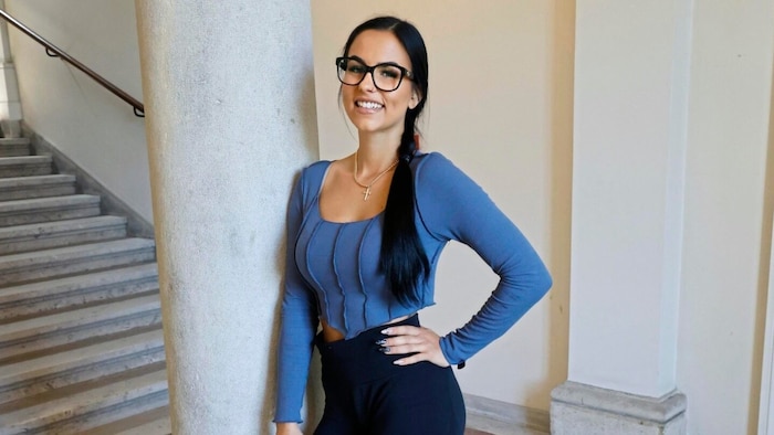 Sadece Hayranlar modeli ve Carinthia'dan Bachelor Switzerland oyuncusu Julia Schmid