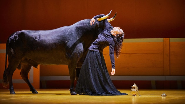 Performer Angélica Liddell and her bull (Bild: Wiener Festwochen / Christophe Raynaud de Lage)