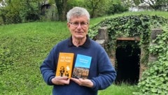 Zwei Weinviertler Werke aus der „Verlagsheimat“ zum Bestandsjubiläum: Bücher-Profi Ulrich Winkler-Hermaden. (Bild: Edition Winkler-Hermaden)