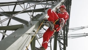 Andreas Rosenlechner von der Berufsfeuerwehr stieg erstmals auf den hohen Master der 380kV-Leitung. (Bild: Tschepp Markus)