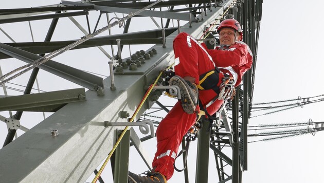 Andreas Rosenlechner von der Berufsfeuerwehr stieg erstmals auf den hohen Master der 380kV-Leitung. (Bild: Tschepp Markus)