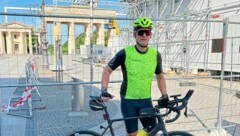 Direkt zum Brandenburger Tor kam der Radler nicht mehr, die Vorbereitungen für die Fanzone bei der EURO sind im Gang. (Bild: Artner)