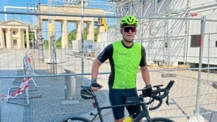 Direkt zum Brandenburger Tor kam der Radler nicht mehr, die Vorbereitungen für die Fanzone bei ...