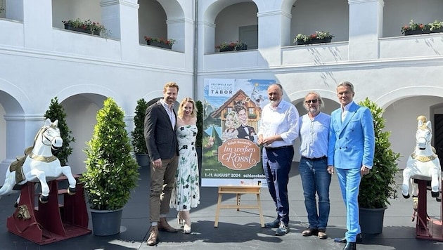 Programmpräsentation mit LH Doskozil, Intendant Haider und Uhudler-Landestheater Intendant Weinek sowie Dagmar Bernhard und Martin Bermoser, die „Im weißen Rössl“ als Josepha und Leopold zu sehen sind. (Bild: Schulter Christian)