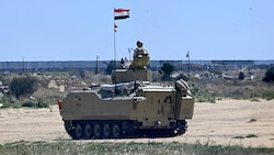 Ein ägyptischer Schützenpanzer auf Patrouille in der Nähe des Grenzübergangs Rafah (Bild: APA/AFP/Khaled DESOUKI)