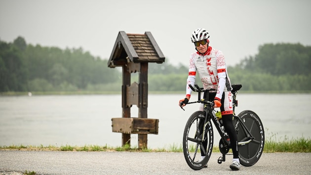 Hans Warga (67) aus Marchtrenk saust derzeit permanent den Donauradweg entlang (Bild: Wenzel Markus)