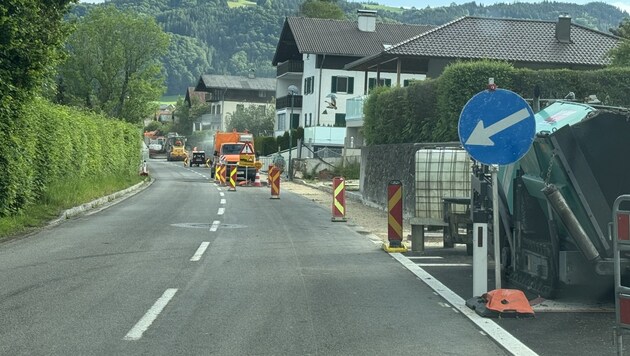 In Weyregg wird in diesen Tagen der Gehsteig neben der Seeleiten Bundesstraße weggerissen und ...