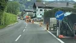In Weyregg wird in diesen Tagen der Gehsteig neben der Seeleiten Bundesstraße weggerissen und durch einen Multifunktionsstreifen ersetzt.  (Bild: Loy Robert)