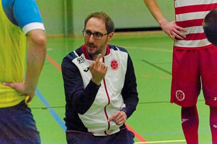 Trainer Ristovski brach sich beim Legendenspiel die Rippe.