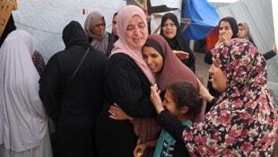 Diese palästinensischen Frauen und Kinder trauern um ihre Angehörigen. (Bild: APA/AFP/Eyad BABA)