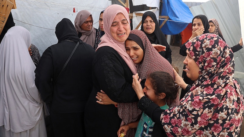 Bu Filistinli kadın ve çocuklar sevdiklerinin yasını tutuyor. (Bild: APA/AFP/Eyad BABA)
