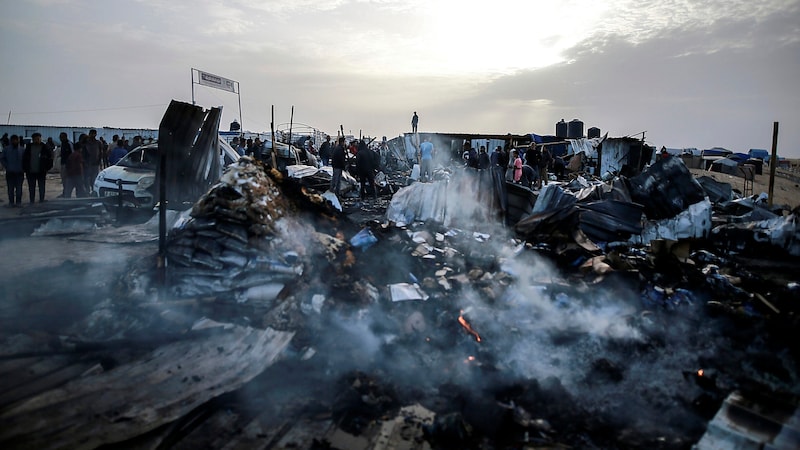 Die israelische Armee betont, dass man „einen Hamas-Komplex in Rafah getroffen“ habe, in dem „wichtige Hamas-Terroristen tätig waren“. Ob Terroristen unter den Dutzenden Toten waren, ist unklar. Allerdings befanden sich darunter auch Bewohner eines Flüchtlingscamps – inklusive Kinder.  (Bild: APA/AP)