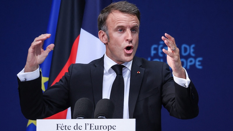 Frankreichs Präsident Emmanuel Macron möchte sein Veto einlegen und sucht Verbündete. (Bild: APA/AFP/RONNY HARTMANN)