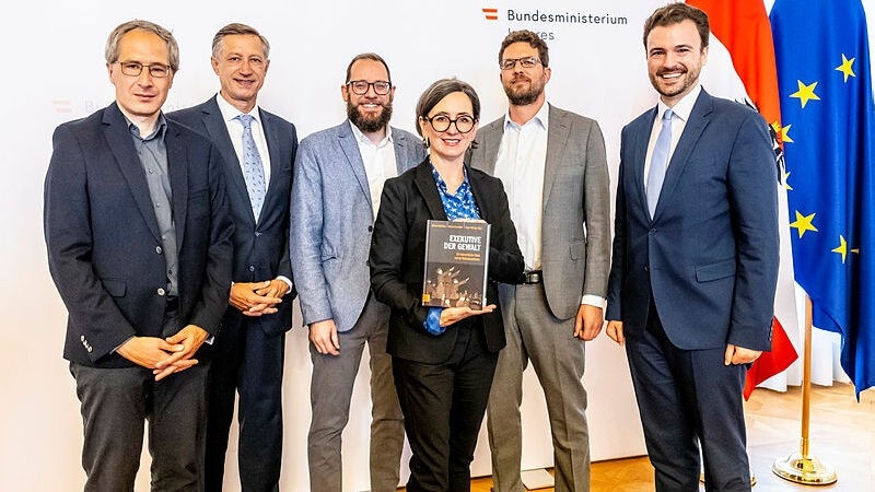 From left to right: Martin Zellhofer (Böhlau), Mathias Vogl (BMI Head of Section III Legal Affairs), Gregor Holzinger (Head of the MM Research Center), Barbara Stelzl-Marx (Head of BIK), Andreas Kranebitter (Head of DÖW), Stephan Mlczoch (Head of the Historical Affairs Department within Section III) (Bild: BMI/Gerd PACHAUER)