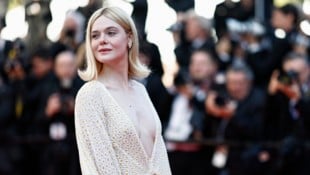 Elle Fanning verzauberte am Wochenende noch Cannes, von der Côte d‘Azur ging es dann weiter nach Wien. (Bild: APA/AFP/Sameer Al-Doumy)