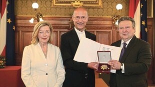 Ehre, wem Ehre gebührt: Dompfarrer Toni Faber mit „Krone“-Journalistin Conny Bischofberger und dem Bürgermeister Dr. Michael Ludwig.  (Bild: Kristian Bissuti)