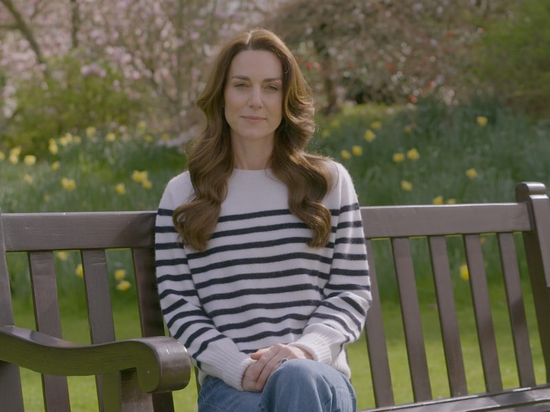 Video mesajında bir bahçedeki bankta oturan Kate, teşhisin "açıkça büyük bir şok olduğunu" söyledi. (Bild: picturedesk.com/ROTA / Camera Press)