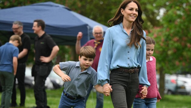 Kate hercegnő 2023 májusában egy cserkészcsapatnál tett látogatás során gyermekeivel, Lajossal és Charlotte-tal. (Bild: APA/AFP/POOL/Daniel LEAL)