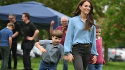 Prinzessin Kate im Mai 2023 bei einem Besuch bei einer Pfadfindergruppe mit ihren Kindern Louis und Charlotte (Bild: APA/AFP/POOL/Daniel LEAL)